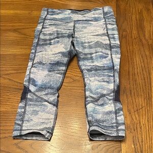 Lululemon Blue Patterned Cropped Leggings, size 6